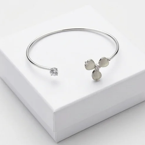 Trifolium Bloom Fashion Bracelet | Silver Plating