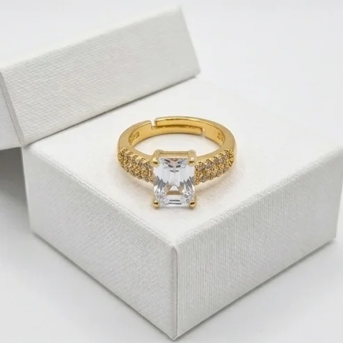 Emerald Empress Anti-Tarnish Finger Ring | 18K Gold Plating